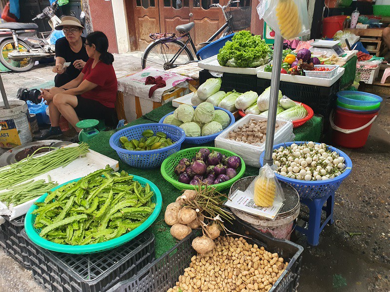 "Choáng váng" với giá rau xanh sau bão số 10 tại Hà Nội, bà nội trợ “bấm bụng” mua từng bữa - 6