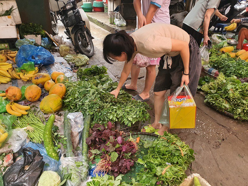 "Choáng váng" với giá rau xanh sau bão số 10 tại Hà Nội, bà nội trợ “bấm bụng” mua từng bữa - 5
