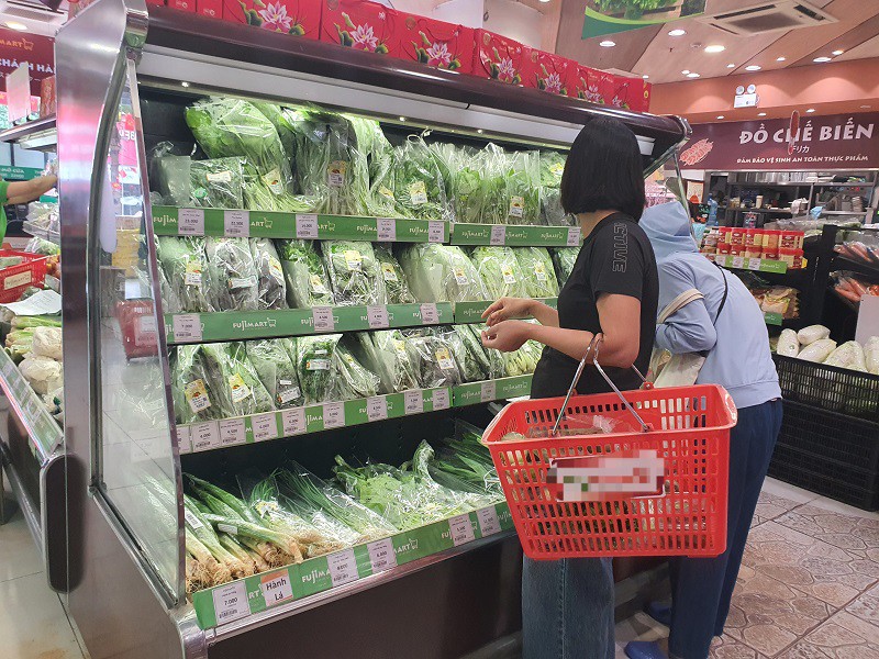 "Choáng váng" với giá rau xanh sau bão số 10 tại Hà Nội, bà nội trợ “bấm bụng” mua từng bữa - 8