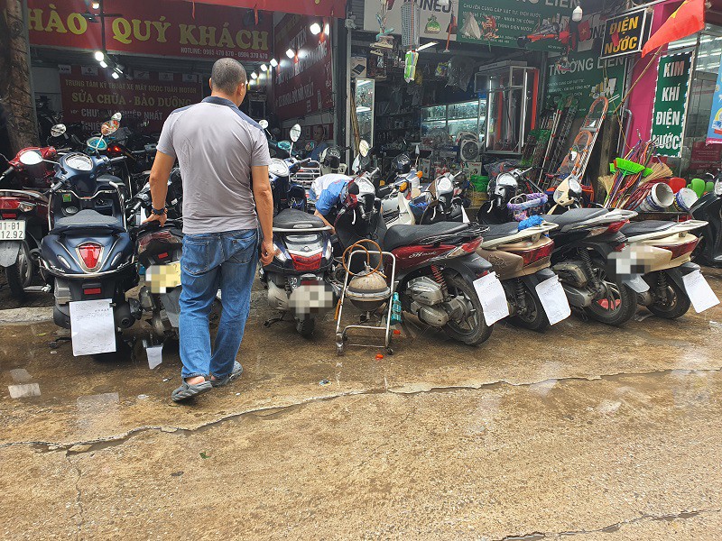 Cảnh tượng đông nghịt tại cửa hàng sửa xe máy tại Hà Nội, có nơi “đuổi bớt” khách - 6