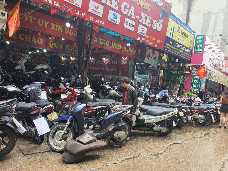 Cảnh tượng đông nghịt tại cửa hàng sửa xe máy tại Hà Nội, có nơi “đuổi bớt” khách - 5