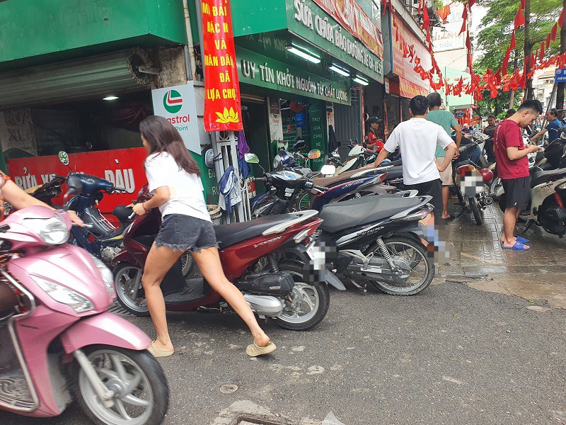 Cảnh tượng đông nghịt tại cửa hàng sửa xe máy tại Hà Nội, có nơi “đuổi bớt” khách - 2