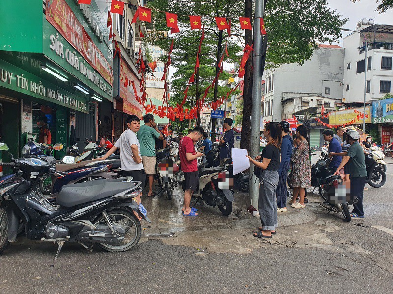 Cảnh tượng đông nghịt tại cửa hàng sửa xe máy tại Hà Nội, có nơi “đuổi bớt” khách - 3