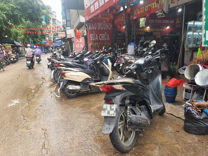 Cảnh tượng đông nghịt tại cửa hàng sửa xe máy tại Hà Nội, có nơi “đuổi bớt” khách - 7