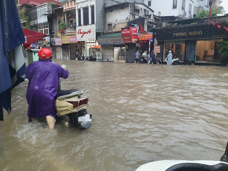 Cảnh tượng đông nghịt tại cửa hàng sửa xe máy tại Hà Nội, có nơi “đuổi bớt” khách - 1