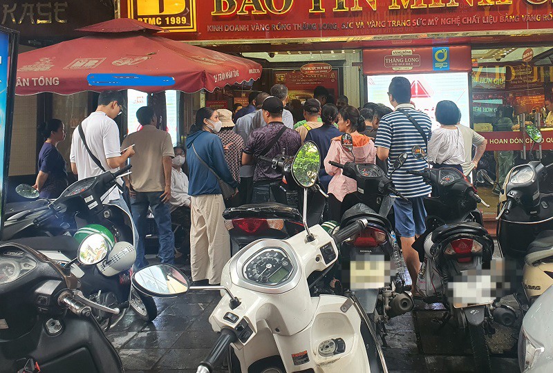Giá vàng chiều 1/10: Tăng cao chưa từng thấy, bất ngờ tiệm vàng có thông báo mới khiến nhiều người phấn khởi - 4