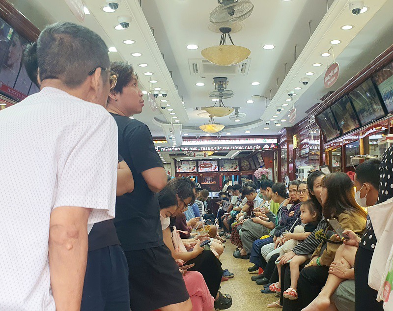 Giá vàng chiều 1/10: Tăng cao chưa từng thấy, bất ngờ tiệm vàng có thông báo mới khiến nhiều người phấn khởi - 3
