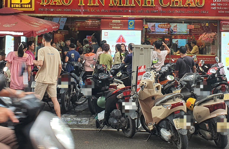 Giá vàng chiều 1/10: Tăng cao chưa từng thấy, bất ngờ tiệm vàng có thông báo mới khiến nhiều người phấn khởi - 6