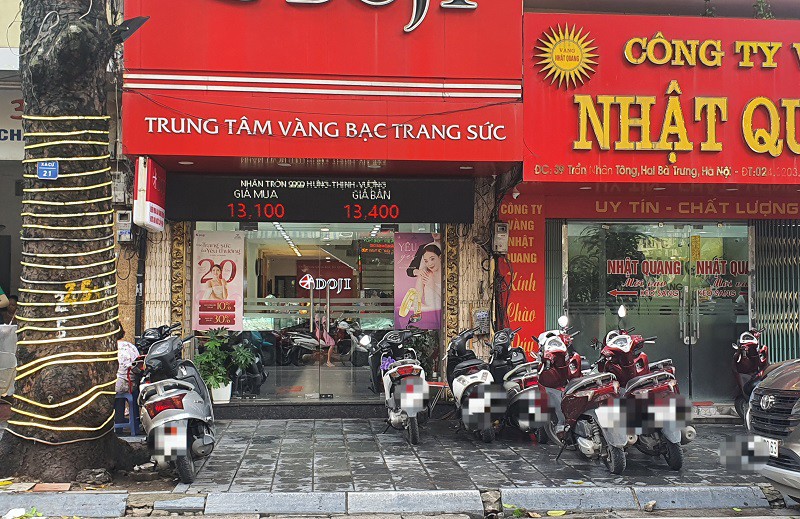 Giá vàng chiều 1/10: Tăng cao chưa từng thấy, bất ngờ tiệm vàng có thông báo mới khiến nhiều người phấn khởi - 2