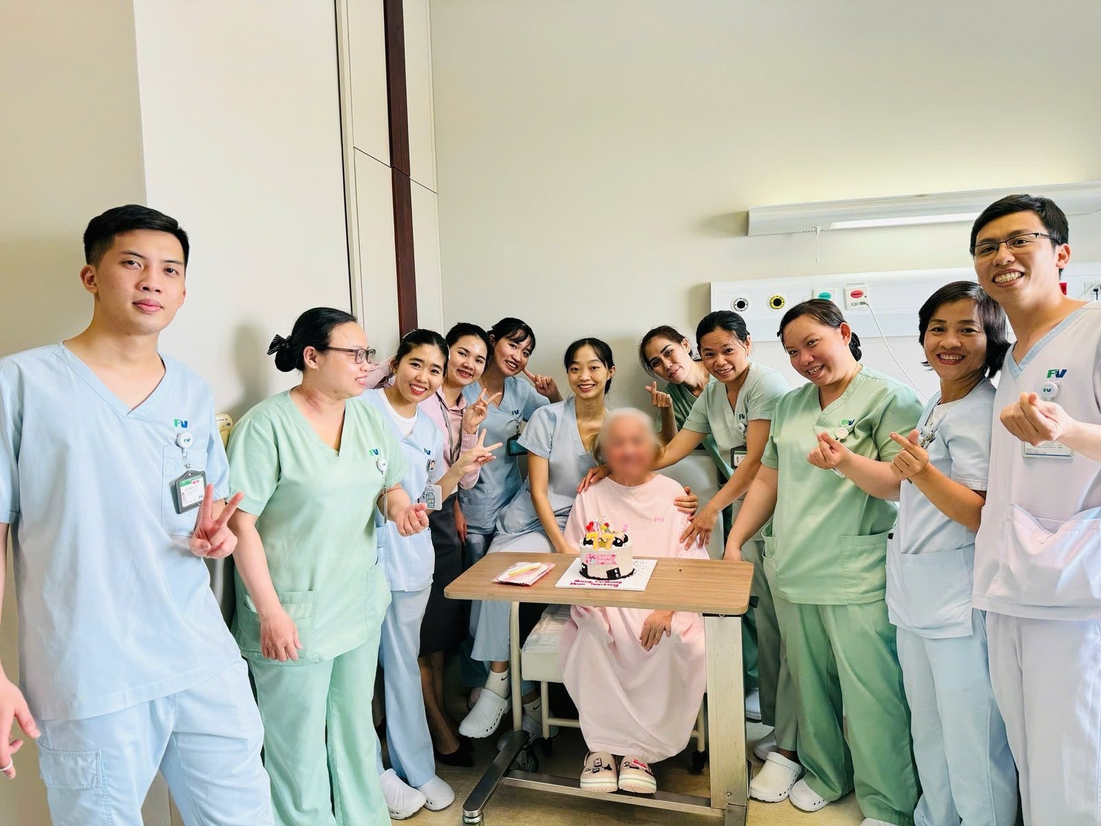 Bị bệnh viện khác “trả về”, cụ bà U80 chuyển sang Bệnh viện FV và hồi phục ngoạn mục - 1