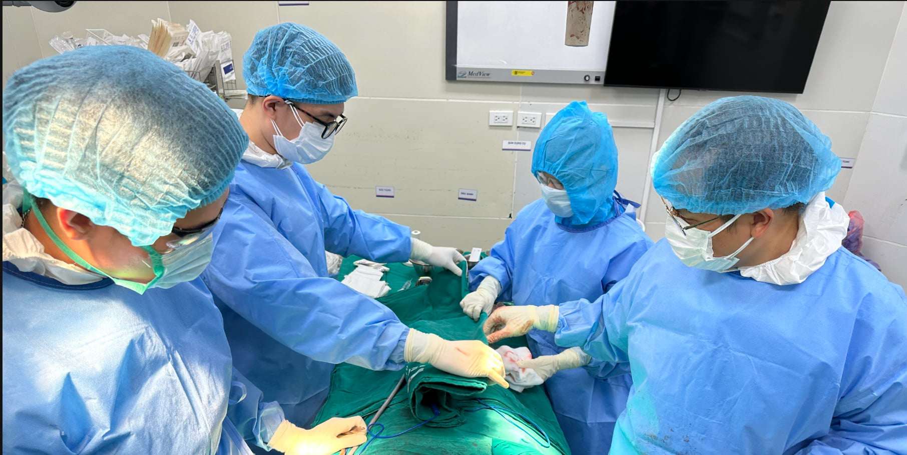 Bệnh nhân HIV biến chứng nặng vì nâng ngực bằng silicon - 1