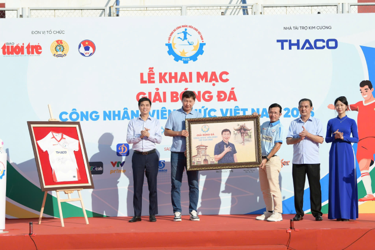 HLV Kim Sang Sik "truyền lửa" giải bóng đá 7 người, ĐT Việt Nam quyết đấu Nepal - 2