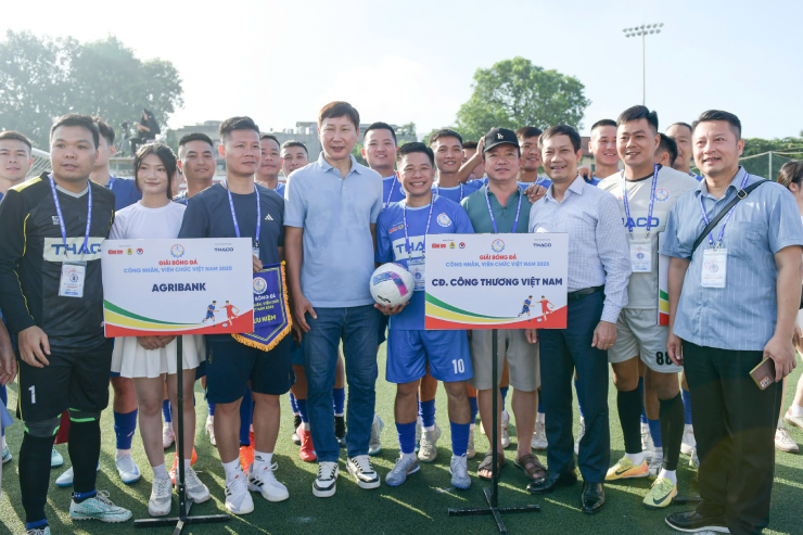 HLV Kim Sang Sik "truyền lửa" giải bóng đá 7 người, ĐT Việt Nam quyết đấu Nepal - 1