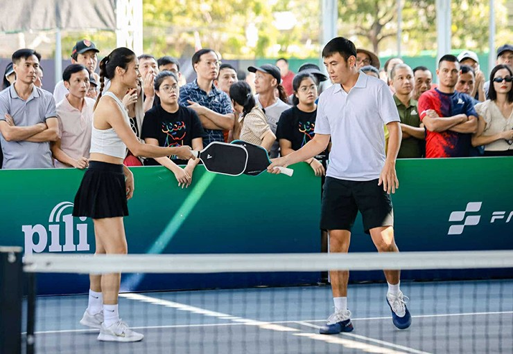 Vợ đẹp tố đối thủ ăn gian, Lý Hoàng Nam "chỉ mặt" Vinh Hiển gây sốc pickleball Vietnam Cup - 2