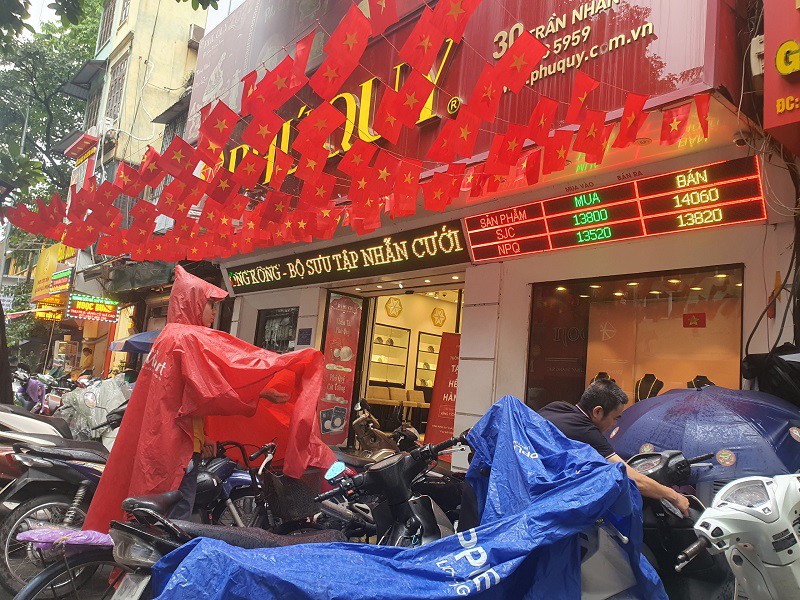 Giá vàng chiều 7/10: Tăng chóng mặt, loạt tiệm vàng có động thái mới khiến nhiều người quay xe - 1