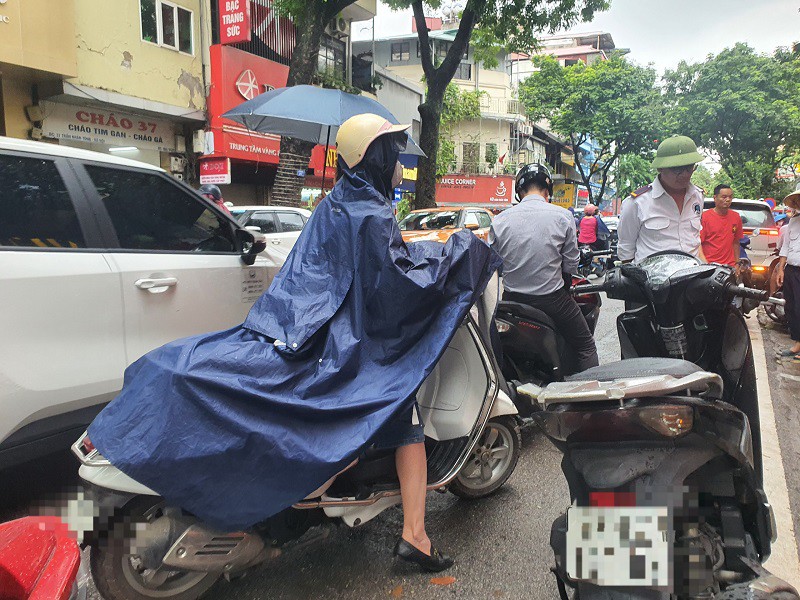 Giá vàng chiều 7/10: Tăng chóng mặt, loạt tiệm vàng có động thái mới khiến nhiều người quay xe - 3