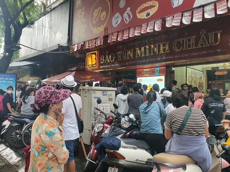 Giá vàng chiều 8/10: Tăng chạm mốc 142,5 triệu đồng/lượng, tiệm vàng chưa mở cửa đã “đuổi bớt” khách - 2