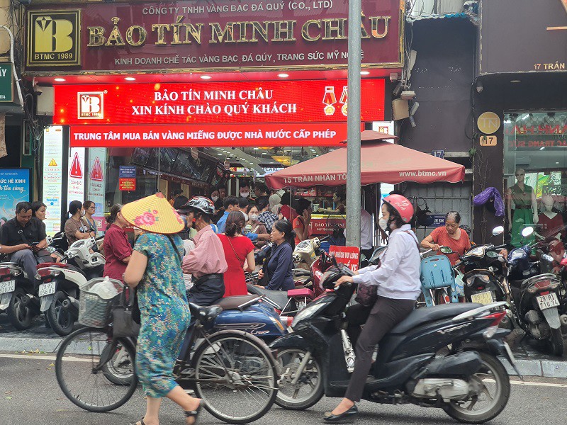 Giá vàng chiều 8/10: Tăng chạm mốc 142,5 triệu đồng/lượng, tiệm vàng chưa mở cửa đã “đuổi bớt” khách - 5