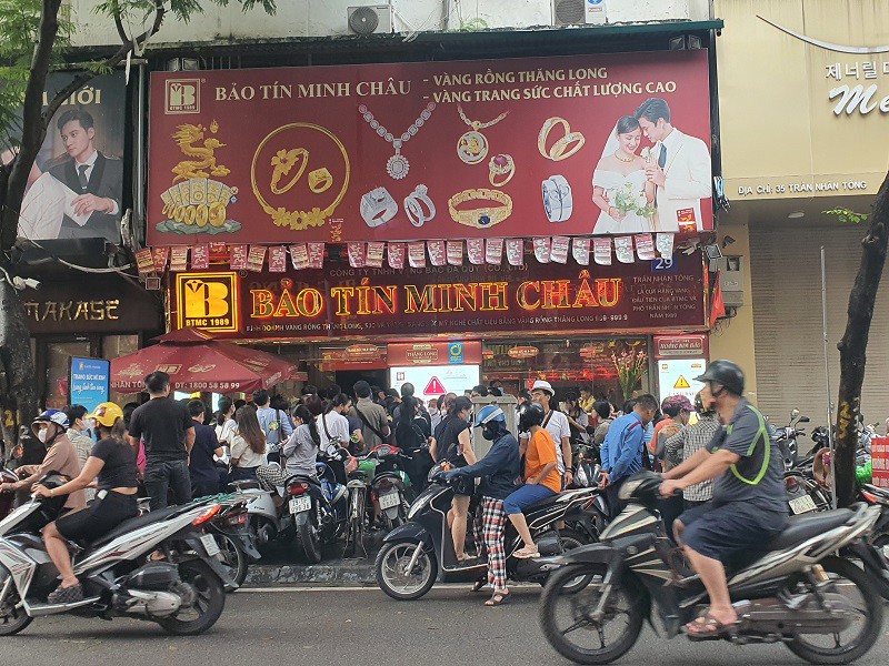 Giá vàng chiều 8/10: Tăng chạm mốc 142,5 triệu đồng/lượng, tiệm vàng chưa mở cửa đã “đuổi bớt” khách - 6
