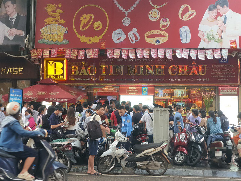 Giá vàng chiều 8/10: Tăng chạm mốc 142,5 triệu đồng/lượng, tiệm vàng chưa mở cửa đã “đuổi bớt” khách - 4