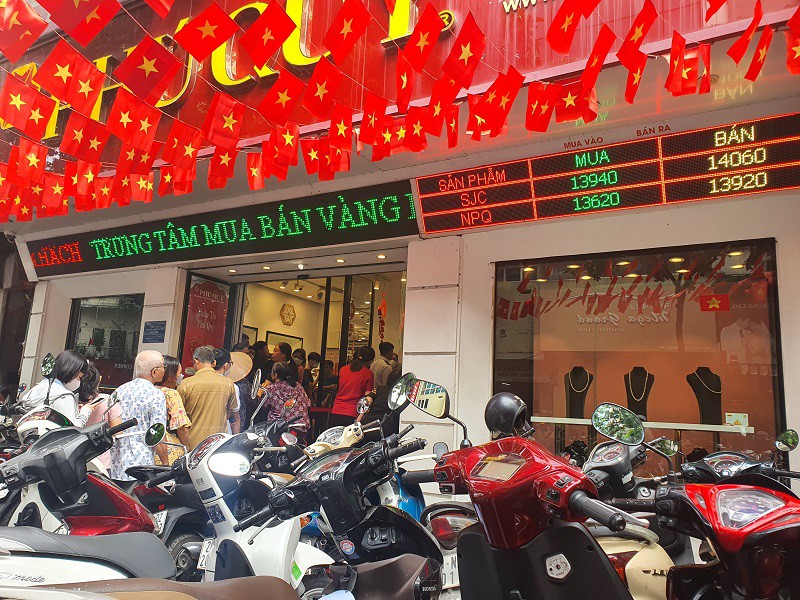 Giá vàng chiều 8/10: Tăng chạm mốc 142,5 triệu đồng/lượng, tiệm vàng chưa mở cửa đã “đuổi bớt” khách - 1