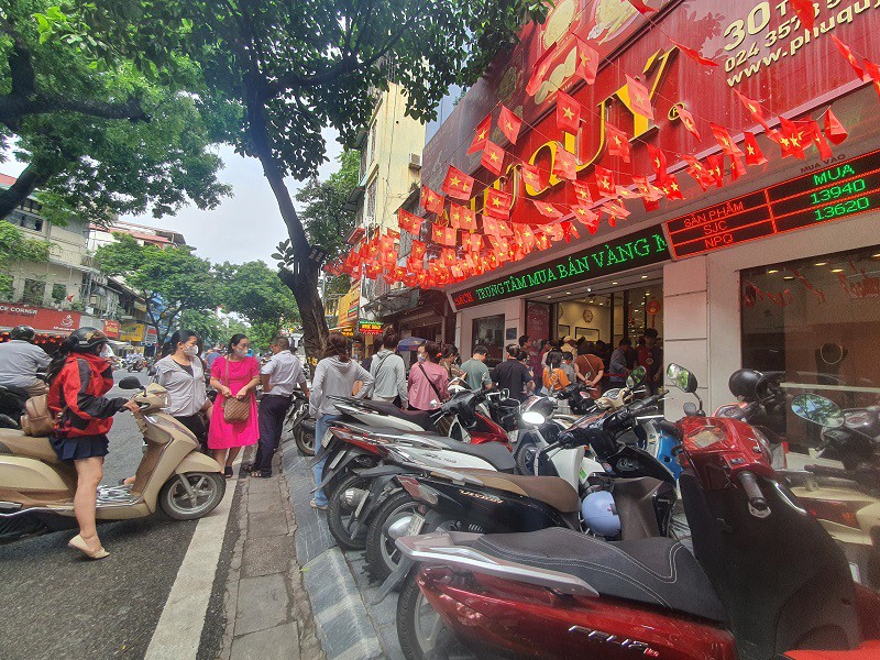 Giá vàng chiều 8/10: Tăng chạm mốc 142,5 triệu đồng/lượng, tiệm vàng chưa mở cửa đã “đuổi bớt” khách - 8