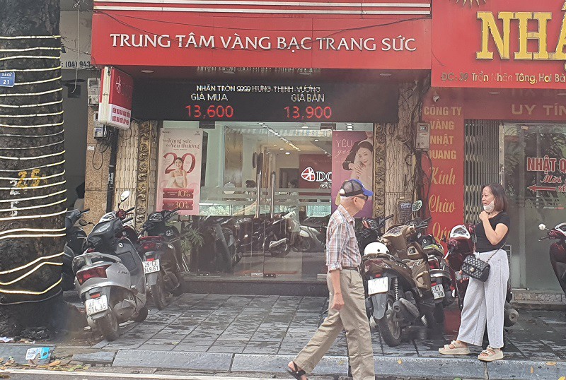 Giá vàng chiều 8/10: Tăng chạm mốc 142,5 triệu đồng/lượng, tiệm vàng chưa mở cửa đã “đuổi bớt” khách - 3