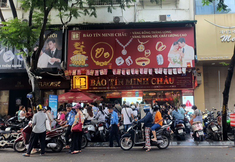 Giá vàng tăng nóng từng giờ, có 200 triệu đồng gửi tiết kiệm nên tất toán mua vàng không? - 2