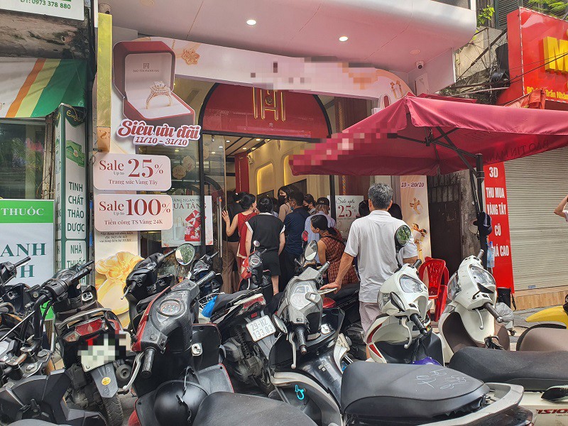 Giá vàng ngày 13/10: Tiếp tục tăng mạnh, loạt tiệm vàng có động thái mới, nhiều người “ăn vạ” không muốn về - 8