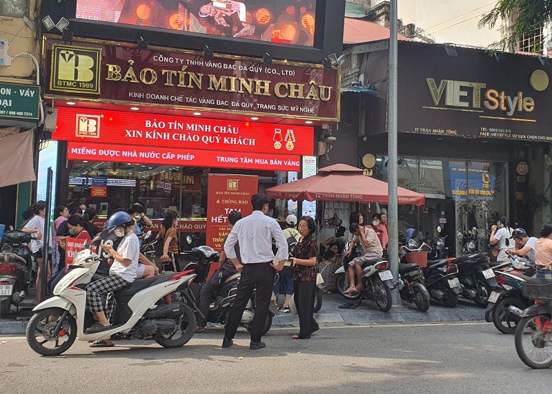 Giá vàng ngày 13/10: Tiếp tục tăng mạnh, loạt tiệm vàng có động thái mới, nhiều người “ăn vạ” không muốn về - 4