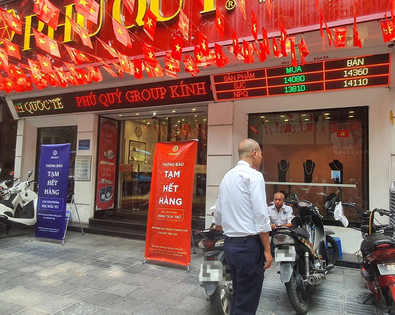 Giá vàng ngày 13/10: Tiếp tục tăng mạnh, loạt tiệm vàng có động thái mới, nhiều người “ăn vạ” không muốn về - 3