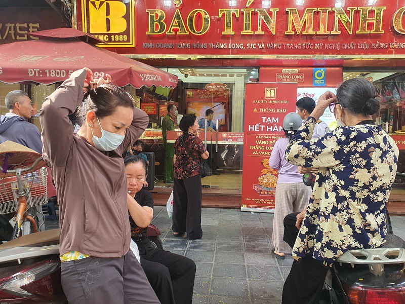 Giá vàng ngày 13/10: Tiếp tục tăng mạnh, loạt tiệm vàng có động thái mới, nhiều người “ăn vạ” không muốn về - 6