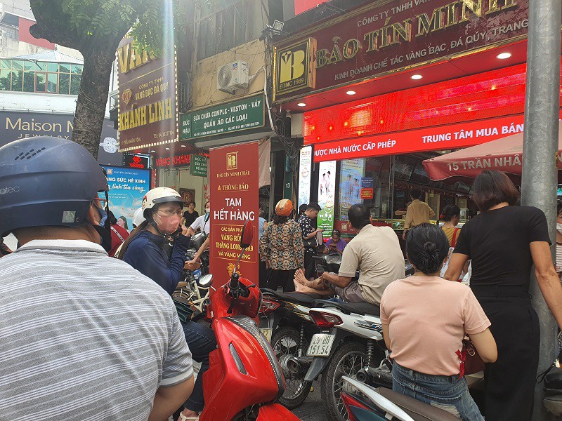 Giá vàng ngày 13/10: Tiếp tục tăng mạnh, loạt tiệm vàng có động thái mới, nhiều người “ăn vạ” không muốn về - 7