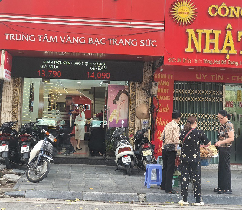 Giá vàng ngày 13/10: Tiếp tục tăng mạnh, loạt tiệm vàng có động thái mới, nhiều người “ăn vạ” không muốn về - 2
