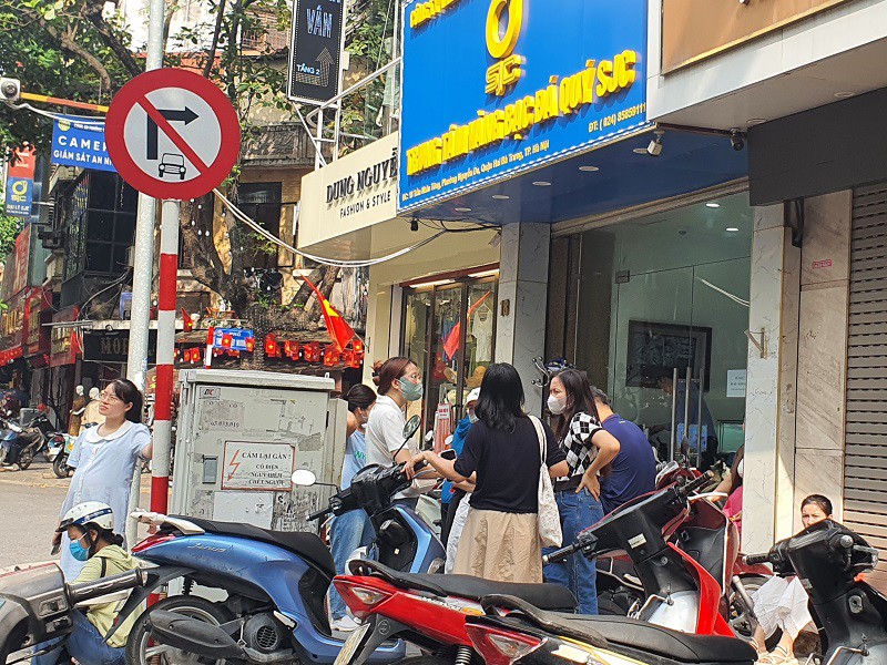 Giá vàng ngày 13/10: Tiếp tục tăng mạnh, loạt tiệm vàng có động thái mới, nhiều người “ăn vạ” không muốn về - 5