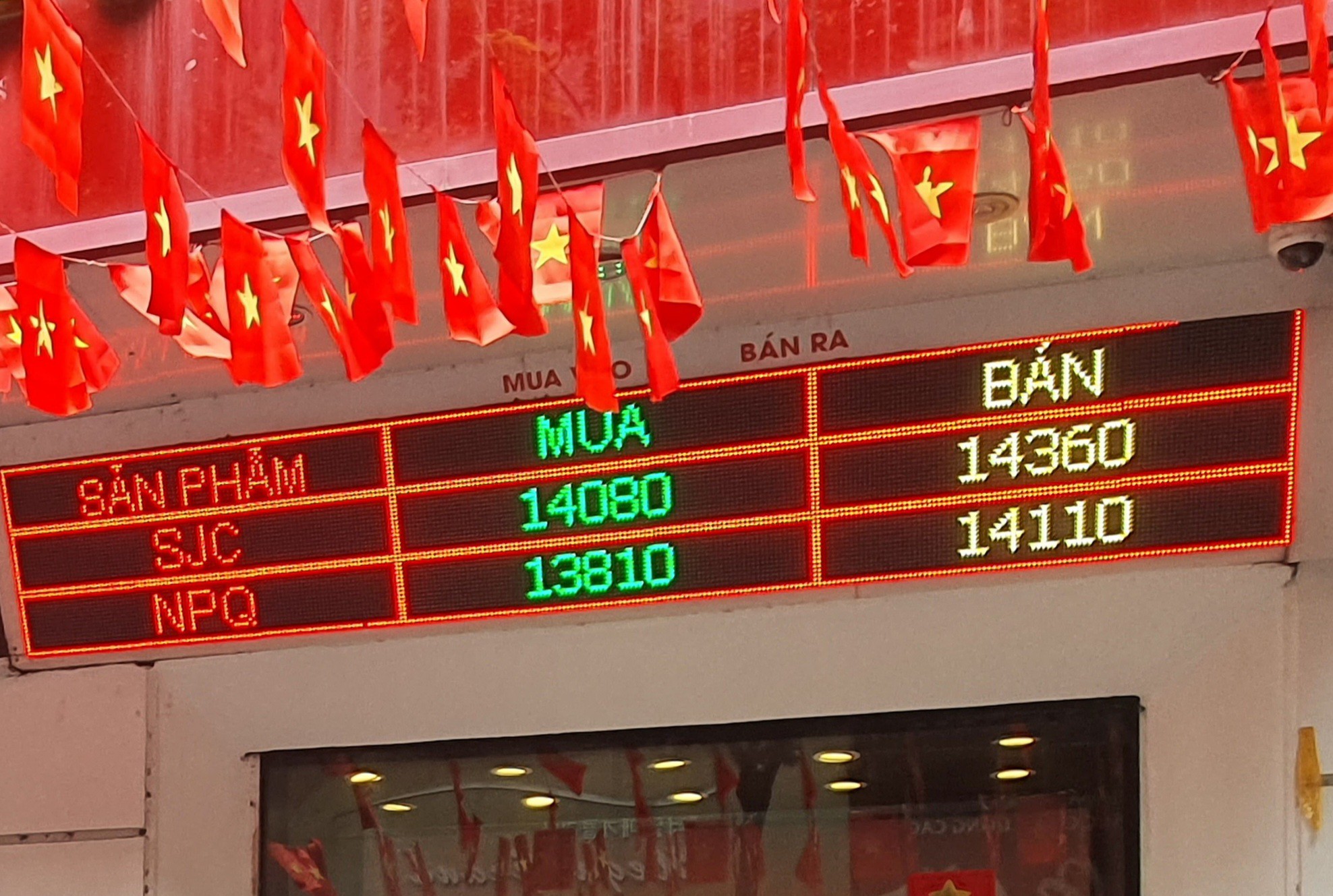 Giá vàng ngày 13/10: Tiếp tục tăng mạnh, loạt tiệm vàng có động thái mới, nhiều người “ăn vạ” không muốn về - 1