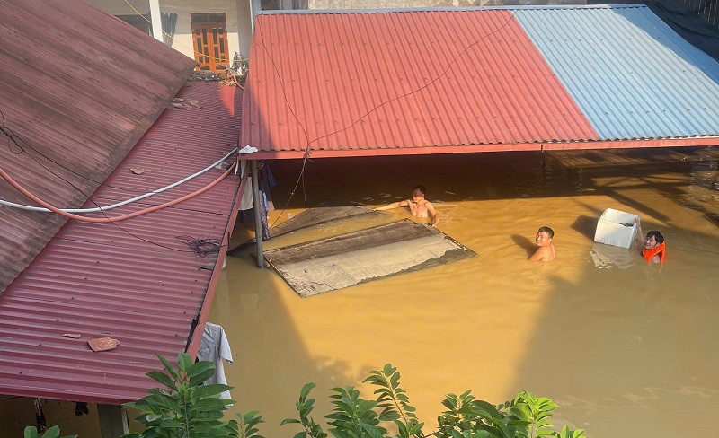 Một gia đình ở Bắc Ninh lắp điện mặt trời, mời bà con vào dùng miễn phí ngày lũ - 3