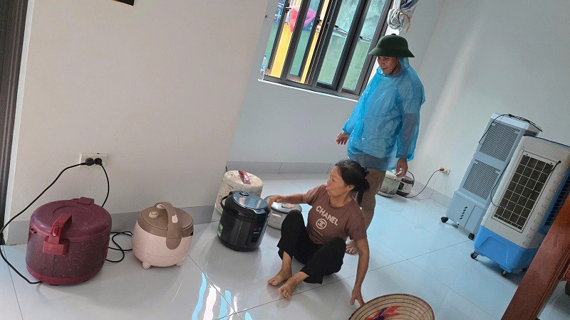 Một gia đình ở Bắc Ninh lắp điện mặt trời, mời bà con vào dùng miễn phí ngày lũ - 2