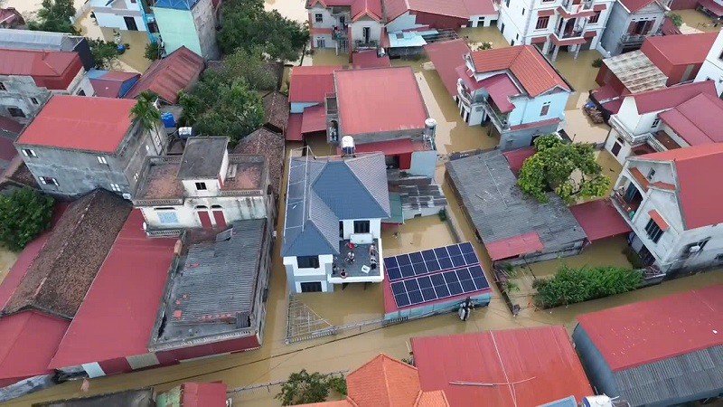 Một gia đình ở Bắc Ninh lắp điện mặt trời, mời bà con vào dùng miễn phí ngày lũ - 4