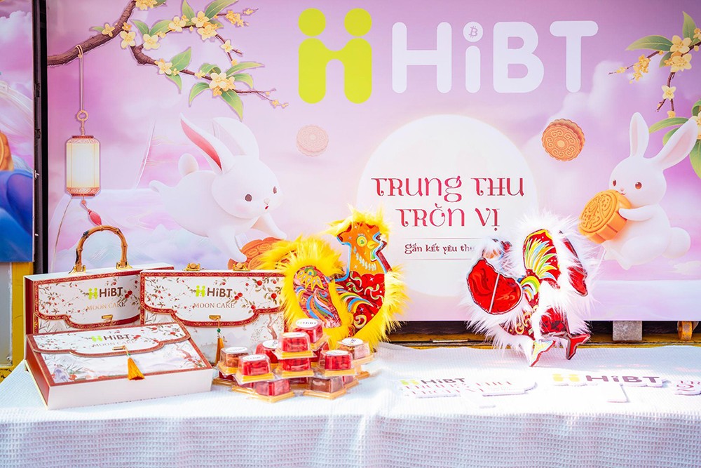 Trung thu Tròn vị, HiBT sẻ chia hàng trăm phần quà tới muôn nẻo đường phố - 1