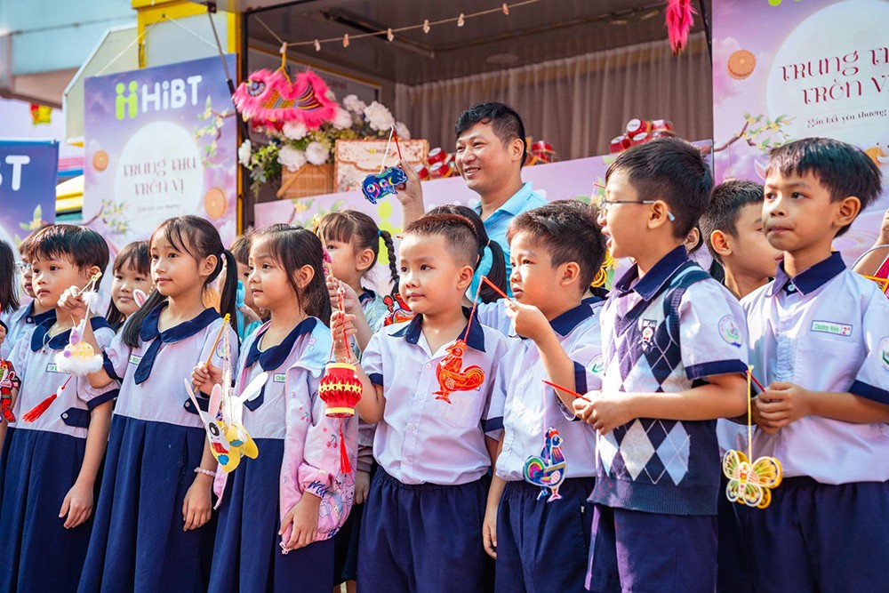Trung thu Tròn vị, HiBT sẻ chia hàng trăm phần quà tới muôn nẻo đường phố - 2