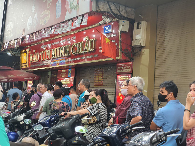 Giá vàng chiều 15/10: Tăng nóng từng giờ, tiệm vàng có động thái lạ, chợ đen hét giá “trên trời” - 4