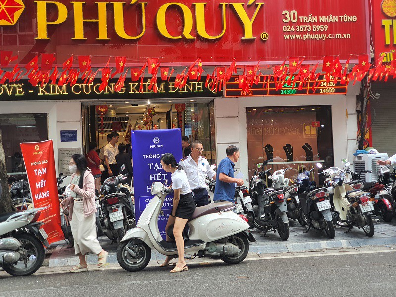 Giá vàng chiều 15/10: Tăng nóng từng giờ, tiệm vàng có động thái lạ, chợ đen hét giá “trên trời” - 3