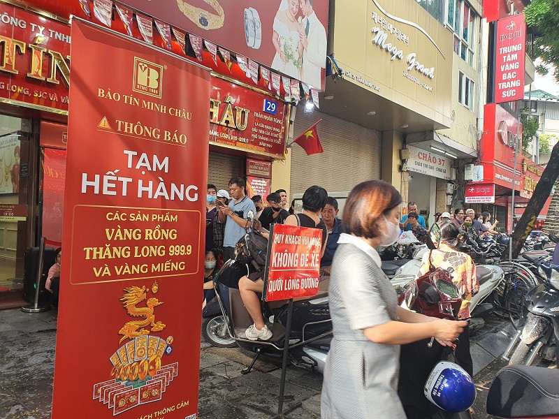 Giá vàng chiều 15/10: Tăng nóng từng giờ, tiệm vàng có động thái lạ, chợ đen hét giá “trên trời” - 1