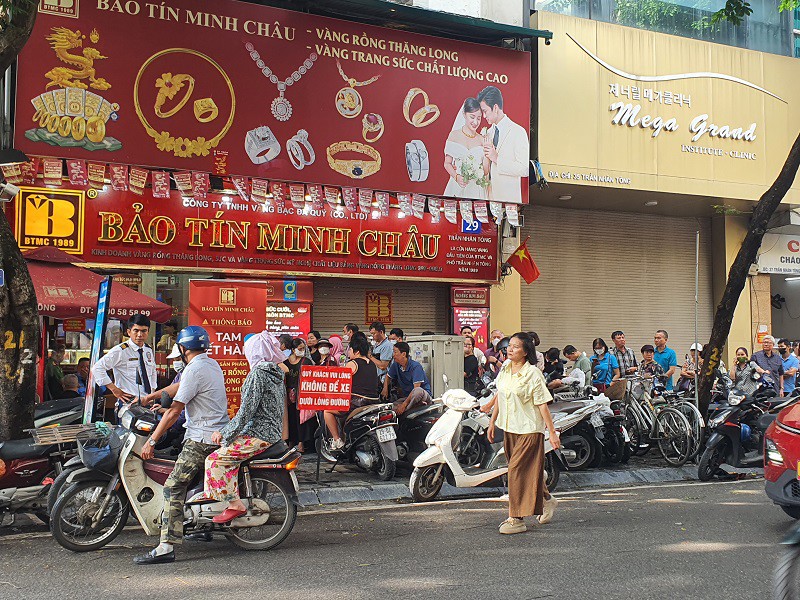 Giá vàng chiều 15/10: Tăng nóng từng giờ, tiệm vàng có động thái lạ, chợ đen hét giá “trên trời” - 5