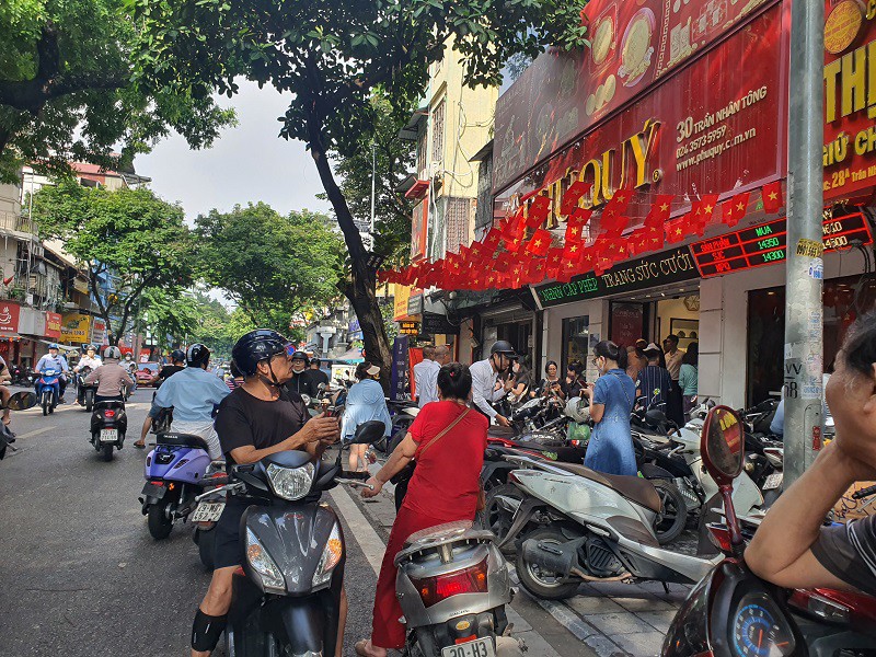 Giá vàng chiều 15/10: Tăng nóng từng giờ, tiệm vàng có động thái lạ, chợ đen hét giá “trên trời” - 6
