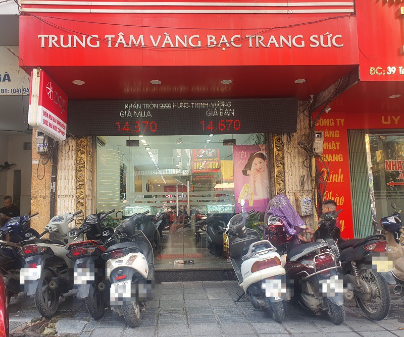 Giá vàng chiều 15/10: Tăng nóng từng giờ, tiệm vàng có động thái lạ, chợ đen hét giá “trên trời” - 9