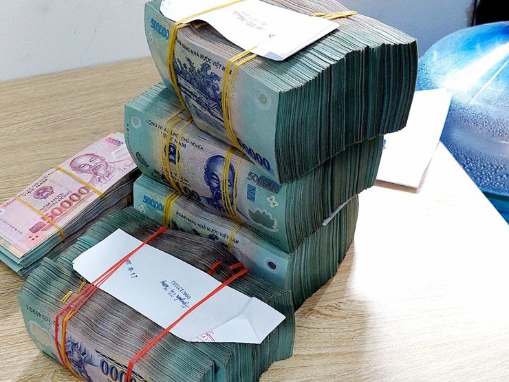 Lãi tiết kiệm tăng mạnh, có 100 triệu đồng gửi ngân hàng nhận được bao nhiêu lãi? - 1