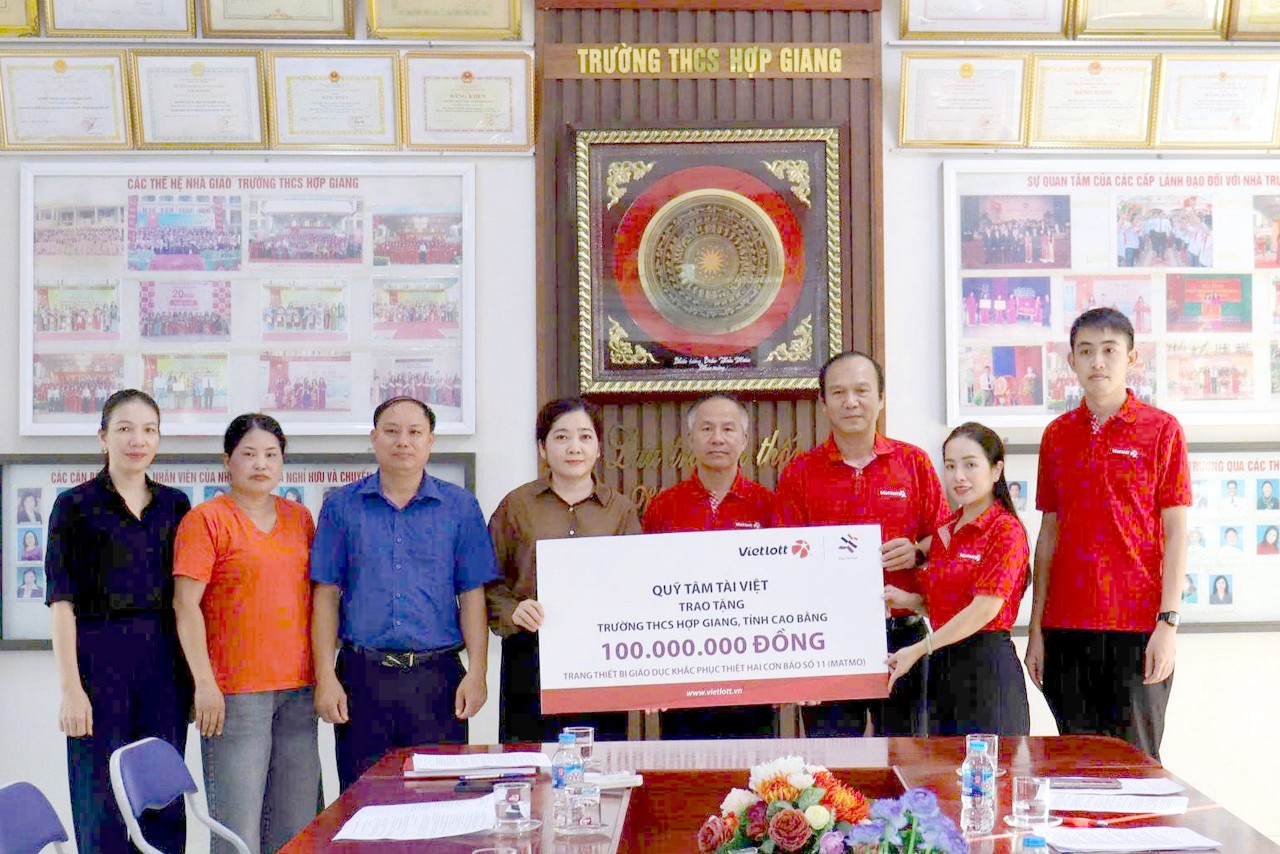 Vietlott và Quỹ Tâm Tài Việt trao 2,3 tỷ đồng ủng hộ 3 tỉnh phía Bắc khắc phục hậu quả do bão số 11 - 5