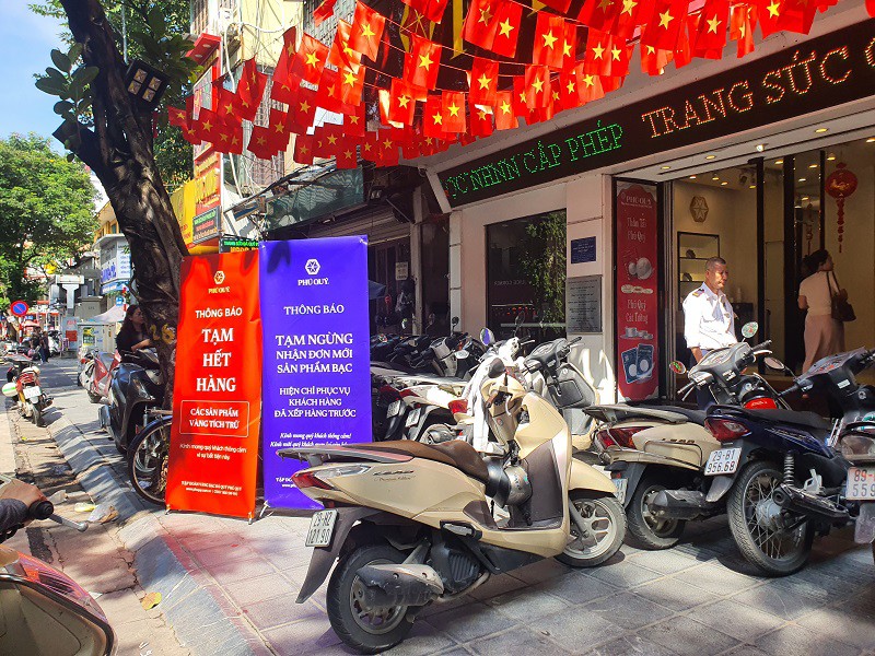 Giá vàng chiều 16/10: Chợ đen chạm ngưỡng 170 triệu đồng/lượng, nhiều người xếp hàng xuyên trưa chờ mua từng chỉ - 5